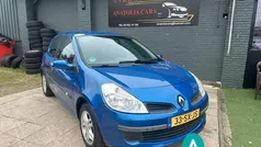 Gebruikt 2006 Renault Clio II Dynamique Hatchback | € 890 (Eerlijke prijs)