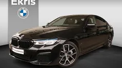 Saphirschwarz metallic (zwart metallic) Gebruikt 2021 BMW 520 Comfort Edition Sedan | € 38.900 (Eerlijke prijs)