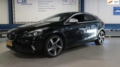 Zwart, metallic lak Gebruikt 2015 Volvo V40 Business Edition Stationwagen | € 7.750 (Eerlijke prijs)