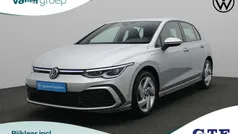 Zilver, metallic lak Gebruikt 2021 VW Golf VIII GTE Hatchback | € 28.950 (Eerlijke prijs)