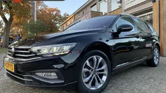 Zwart Gebruikt 2022 VW Passat Business Stationwagen | € 25.995 (Eerlijke prijs)