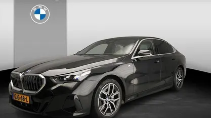 Zwart (metallic) Gebruikt 2024 BMW i5 M Sport Sedan | € 53.900 (Super prijs)