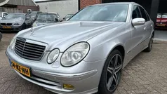 Grijs, metallic lak Gebruikt 2004 Mercedes E200 Avantgarde Sedan | € 5.250 (Eerlijke prijs)