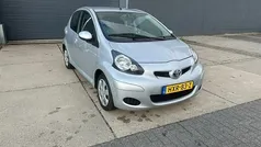 Grijs, metallic lak Gebruikt 2009 Toyota Aygo Hatchback | € 3.250 (Eerlijke prijs)