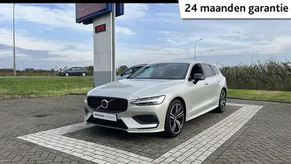 Grijs Gebruikt 2022 Volvo V60 Business Edition Stationwagen | € 27.940 (Iets duurder)