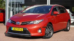 Rood Gebruikt 2015 Toyota Auris Hybrid Executive Sedan | € 12.950 (Eerlijke prijs)