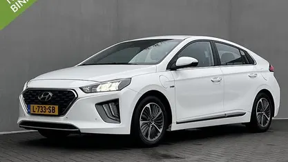Ceramic white (waw) Occasion 2020 Hyundai Ioniq Premium Hatchback | € 17.935 (Eerlijke prijs)