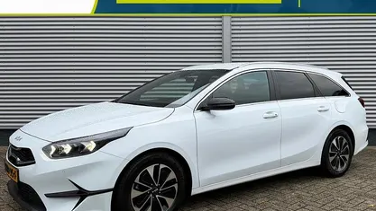 Wit Occasion 2025 Kia Ceed Sportswagon Stationwagen | € 30.335 (Eerlijke prijs)