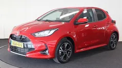 Rood, metallic lak Gebruikt 2024 Toyota Yaris Hybrid Hatchback | € 25.900 (Eerlijke prijs)