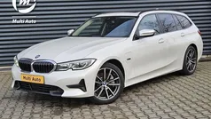 Wit, metallic lak Gebruikt 2020 BMW 330 Sport Line Stationwagen | € 32.940 (Eerlijke prijs)