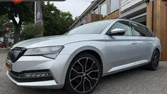 Grijs, metallic lak Gebruikt 2022 Skoda Superb Stationwagen | € 25.500 (Eerlijke prijs)