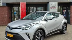 Grijs, metallic lak Gebruikt 2022 Toyota C-HR SUV | € 25.499 (Eerlijke prijs)