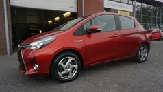 Rood, metallic lak Gebruikt 2015 Toyota Yaris Hatchback | € 11.945 (Eerlijke prijs)
