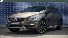 Bruin Gebruikt 2017 Volvo V60 CC Stationwagen | € 27.899 (Eerlijke prijs)