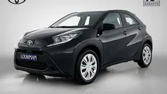 Zwart Gebruikt 2024 Toyota Aygo Play Hatchback | € 21.950 (Eerlijke prijs)