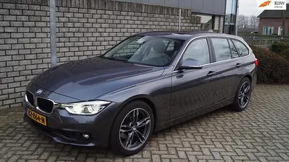 Grijs Occasion 2017 BMW 320 Executive Stationwagen | € 17.450 (Goede deal)