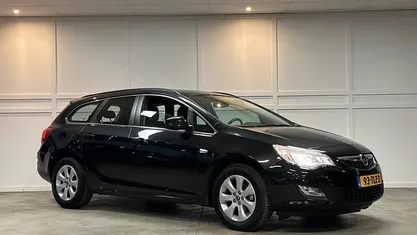 Zwart (metallic) Gebruikt 2012 Opel Astra Business Edition Stationwagen | € 3.950 (Eerlijke prijs)