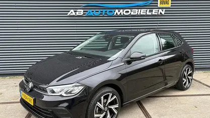 Zwart Occasion 2022 VW Polo Life Hatchback | € 15.995 (Eerlijke prijs)