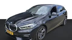 Zwart Gebruikt 2021 BMW 118 Comfort Edition Hatchback | € 23.495 (Eerlijke prijs)