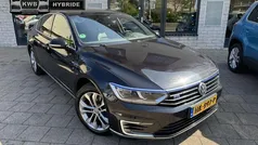 Zwart, metallic lak Gebruikt 2015 VW Passat Highline Sedan | € 13.500 (Eerlijke prijs)