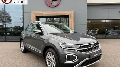 Grijs Gebruikt 2024 VW T-Roc Style SUV | € 34.945 (Eerlijke prijs)