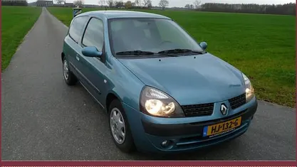 Blauw (metallic) Gebruikt 2003 Renault Clio II Expression Hatchback | € 1.100 (Eerlijke prijs)