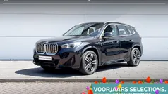 Saphirschwarz metallic (zwart metallic) Gebruikt 2024 BMW iX1 SUV | € 47.900 (Eerlijke prijs)