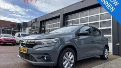 Grijs Gebruikt 2024 Dacia Sandero Expression Hatchback | € 18.895 (Eerlijke prijs)