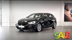 Saphirschwarz metallic (zwart metallic) Gebruikt 2024 BMW 118 M Sport Hatchback | € 35.900 (Goede deal)