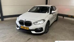 Wit Gebruikt 2023 BMW 118 Sport Line Hatchback | € 28.095 (Eerlijke prijs)