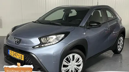 Grijs (metallic) Gebruikt 2024 Toyota Aygo X Play SUV | € 17.950 (Eerlijke prijs)