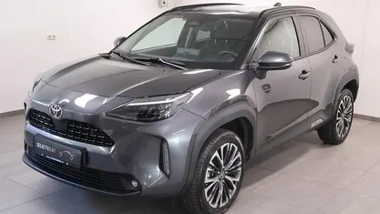 Grijs (metallic) Occasion 2025 Toyota Yaris Cross Executive SUV | € 31.898 (Goede deal)
