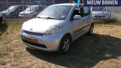 Occasion Daihatsu Sirion 87 PK (63 kW) 2005 Grijs Hatchback