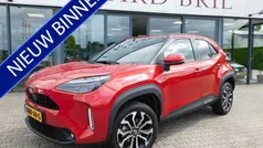 Rood, metallic lak Gebruikt 2024 Toyota Yaris Cross Edition SUV | € 29.950 (Eerlijke prijs)