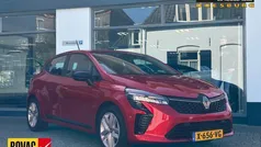 Rood Gebruikt 2024 Renault Clio V Evolution Hatchback | € 23.950 (Eerlijke prijs)