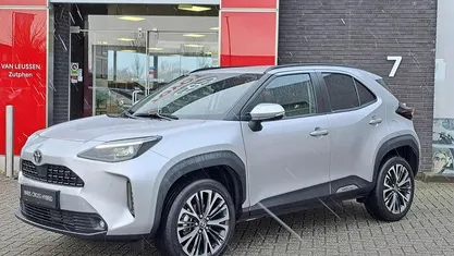 Grijs Occasion 2025 Toyota Yaris Cross Executive SUV | € 32.400 (Eerlijke prijs)