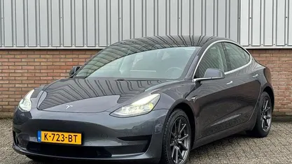 Grijs Occasion 2020 Tesla Model 3 Standard Range Sedan | € 17.950 (Goede deal)