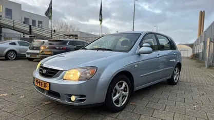 Blauw Gebruikt 2005 Kia Cerato EX Hatchback | € 2.499 (Eerlijke prijs)