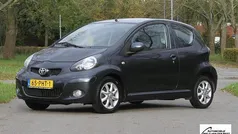 Grijs (metallic) Gebruikt 2011 Toyota Aygo Comfort Hatchback | € 3.750 (Eerlijke prijs)