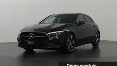 Zwart, metallic lak Gebruikt 2025 Mercedes A180 Luxury Hatchback | € 34.800 (Eerlijke prijs)