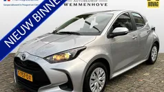 Grijs Gebruikt 2023 Toyota Yaris Hybrid Active Hatchback | € 21.345 (Eerlijke prijs)