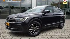Zwart Gebruikt 2022 VW Tiguan Life SUV | € 28.900 (Eerlijke prijs)