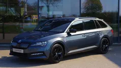 Grijs, metallic lak Gebruikt 2020 Skoda Superb SportLine Stationwagen | € 26.400 (Eerlijke prijs)