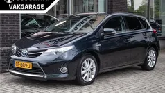 Grijs, metallic lak Gebruikt 2015 Toyota Auris Hatchback | € 10.900 (Eerlijke prijs)
