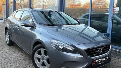 Grijs Gebruikt 2014 Volvo V40 Momentum Hatchback | € 5.249 (Eerlijke prijs)
