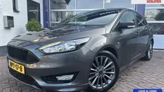 Grijs Gebruikt 2017 Ford Focus ST-Line Hatchback | € 11.999 (Eerlijke prijs)