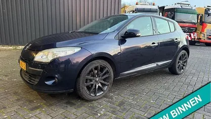 Blauw (metallic) Gebruikt 2010 Renault Mégane III Dynamique Hatchback | € 3.499 (Eerlijke prijs)