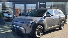 Grijs, metallic lak Nieuw 2025 Kia EV3 Plus SUV | € 40.940 (Eerlijke prijs)
