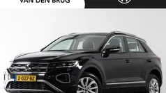 Zwart Gebruikt 2023 VW T-Roc Style SUV | € 34.485 (Eerlijke prijs)