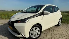 Wit Gebruikt 2015 Toyota Aygo X-play Hatchback | € 6.950 (Eerlijke prijs)